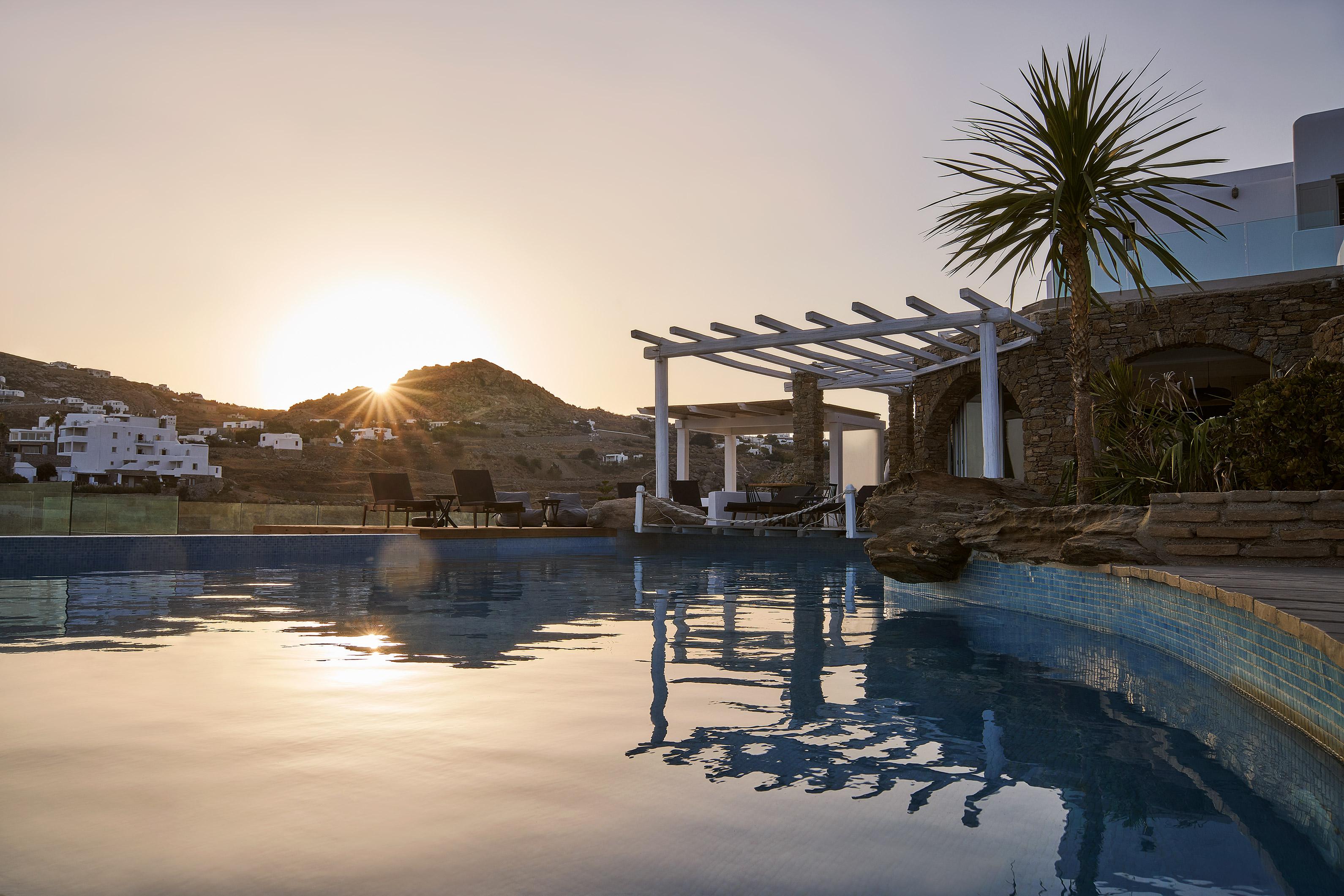 Mr & Mrs White Mykonos Hotel 4*